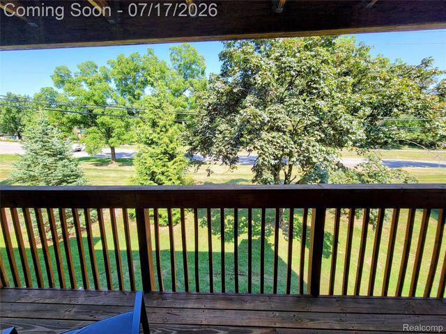 1655 Riverside Drive 10, Oakland Charter Township, MI 48309