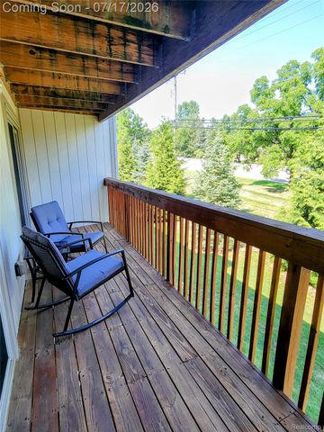 1655 Riverside Drive 10, Oakland Charter Township, MI 48309