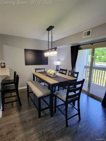 1655 Riverside Drive 10, Oakland Charter Township, MI 48309
