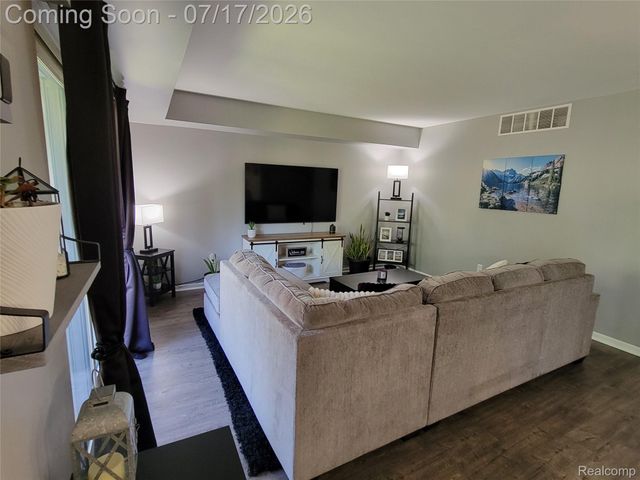 1655 Riverside Drive 10, Oakland Charter Township, MI 48309