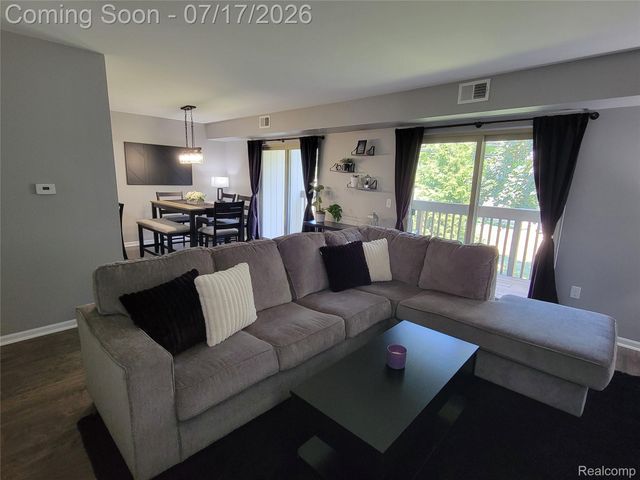 1655 Riverside Drive 10, Oakland Charter Township, MI 48309