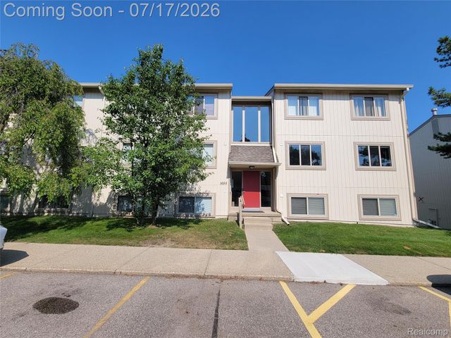 1655 Riverside Drive 10, Oakland Charter Township, MI 48309