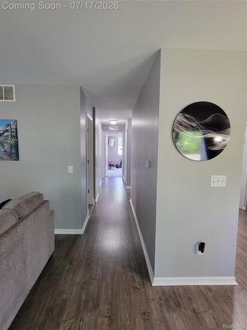1655 Riverside Drive 10, Oakland Charter Township, MI 48309