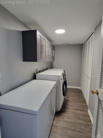 1655 Riverside Drive 10, Oakland Charter Township, MI 48309
