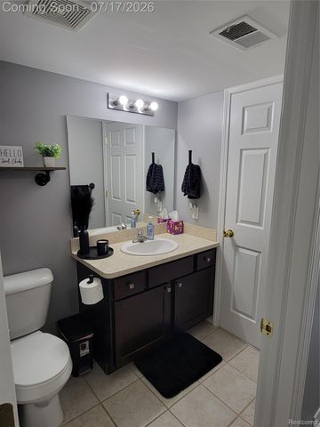 1655 Riverside Drive 10, Oakland Charter Township, MI 48309