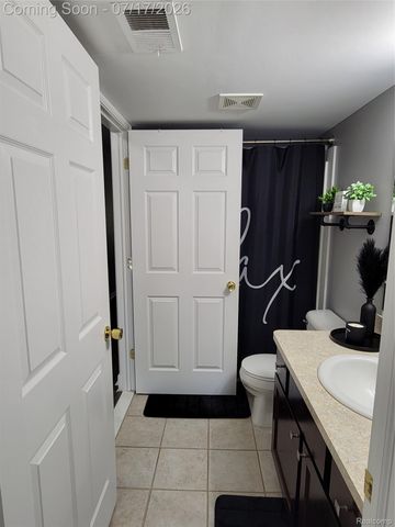 1655 Riverside Drive 10, Oakland Charter Township, MI 48309