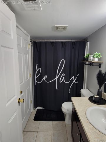 1655 Riverside Drive 10, Oakland Charter Township, MI 48309