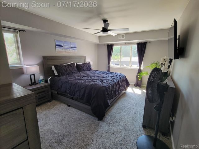 1655 Riverside Drive 10, Oakland Charter Township, MI 48309