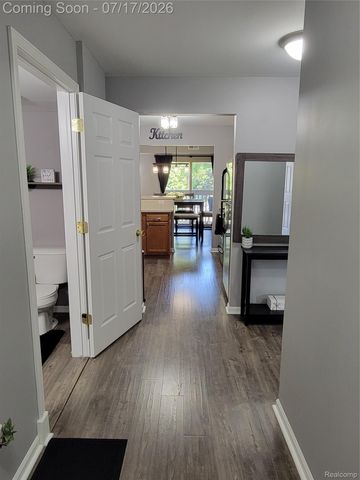 1655 Riverside Drive 10, Oakland Charter Township, MI 48309