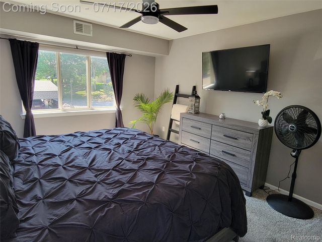 1655 Riverside Drive 10, Oakland Charter Township, MI 48309