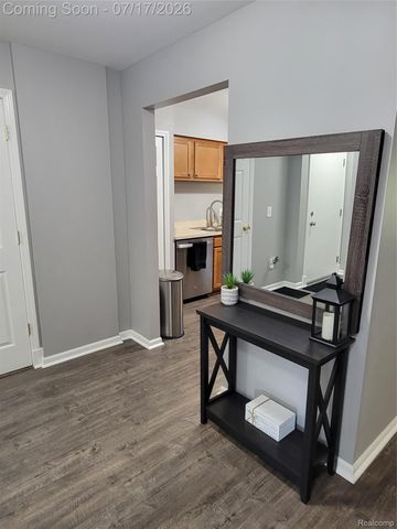 1655 Riverside Drive 10, Oakland Charter Township, MI 48309