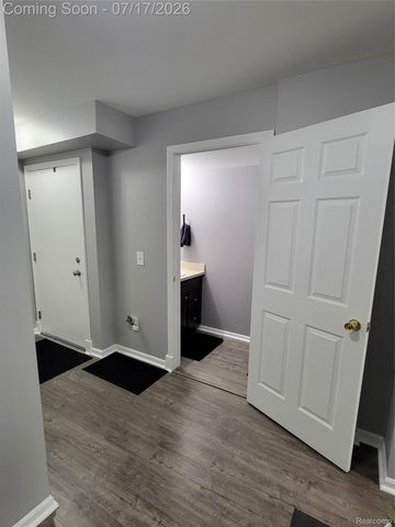 1655 Riverside Drive 10, Oakland Charter Township, MI 48309