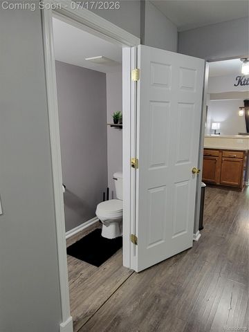 1655 Riverside Drive 10, Oakland Charter Township, MI 48309