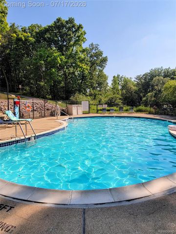 1655 Riverside Drive 10, Oakland Charter Township, MI 48309