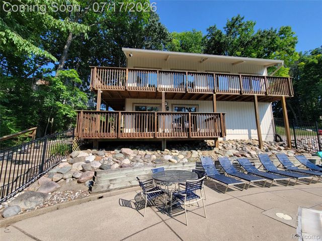 1655 Riverside Drive 10, Oakland Charter Township, MI 48309