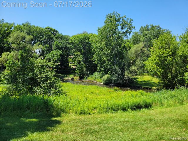 1655 Riverside Drive 10, Oakland Charter Township, MI 48309