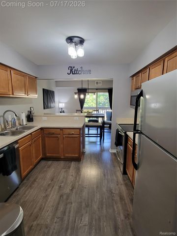1655 Riverside Drive 10, Oakland Charter Township, MI 48309