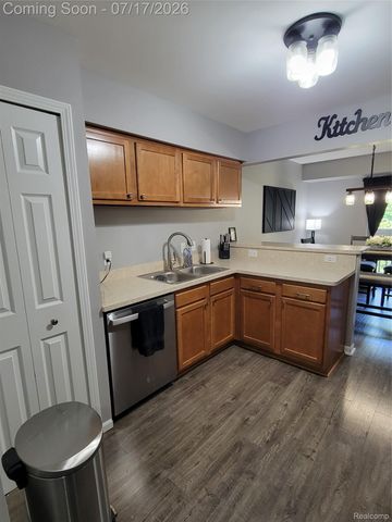 1655 Riverside Drive 10, Oakland Charter Township, MI 48309