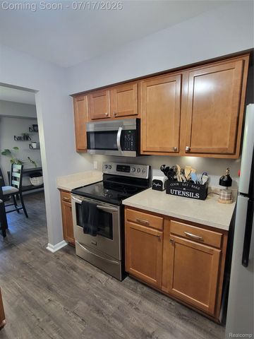 1655 Riverside Drive 10, Oakland Charter Township, MI 48309