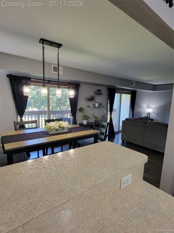 1655 Riverside Drive 10, Oakland Charter Township, MI 48309