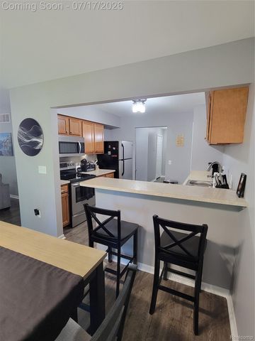 1655 Riverside Drive 10, Oakland Charter Township, MI 48309