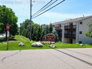 1655 Riverside Drive 10, Oakland Charter Township, MI 48309