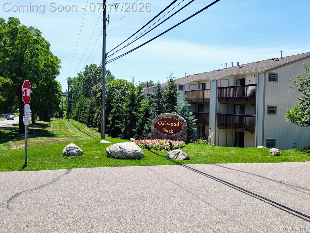 1655 Riverside Drive 10, Oakland Charter Township, MI 48309