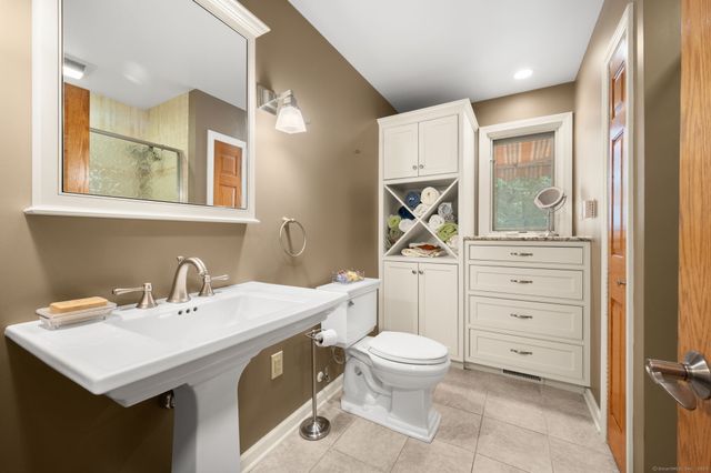 85 Dayton Road, Waterford, CT 06385