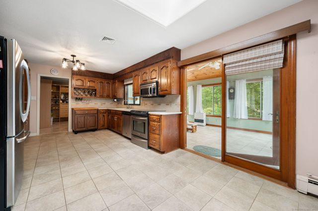 85 Dayton Road, Waterford, CT 06385