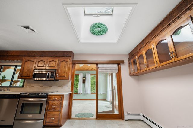 85 Dayton Road, Waterford, CT 06385