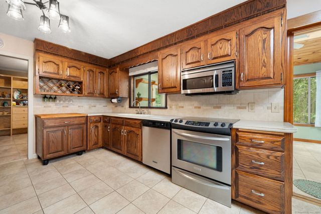 85 Dayton Road, Waterford, CT 06385