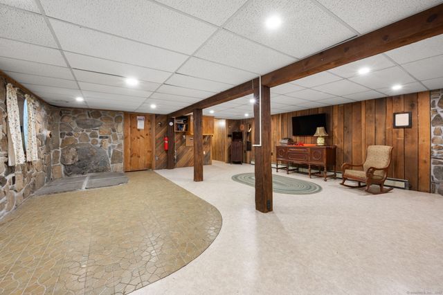 85 Dayton Road, Waterford, CT 06385