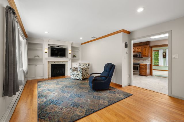 85 Dayton Road, Waterford, CT 06385
