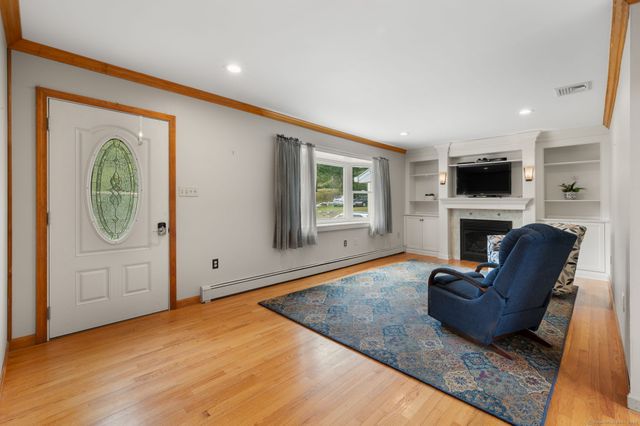85 Dayton Road, Waterford, CT 06385