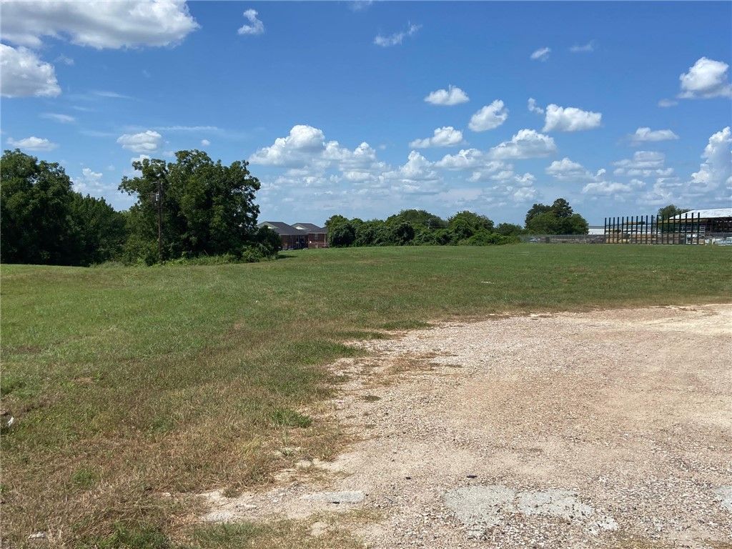 1675 East Highway 290, Brenham, TX 77833 — exterior