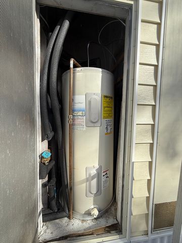 6 Center Street, Brimfield, MA 01010