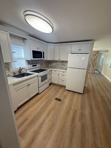 6 Center Street, Brimfield, MA 01010