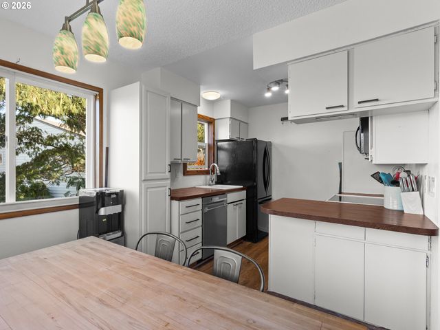15031 Ne ROSE Pkwy, Portland, OR 97230
