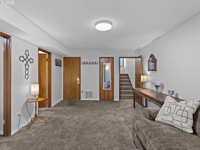 15031 Ne ROSE Pkwy, Portland, OR 97230