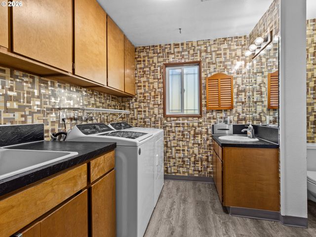 15031 Ne ROSE Pkwy, Portland, OR 97230