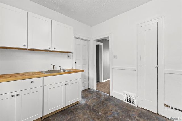 5061 Hillsboro Street, Detroit, MI 48204