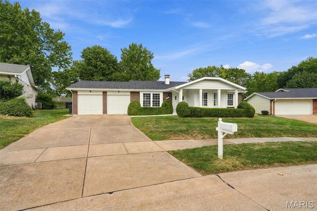 1230 Luray Drive, Chesterfield, MO 63017