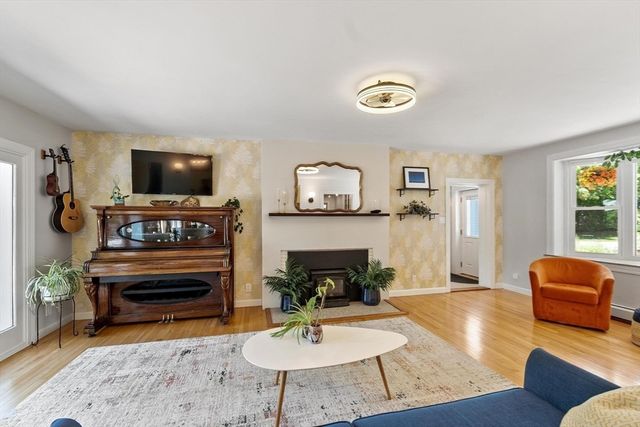 27 Oak Ave, Lunenburg, MA 01462