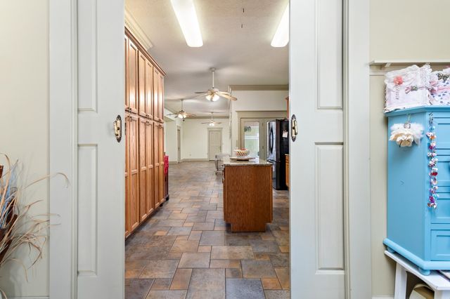 5855 Woodway Dr, Beaumont, TX 77707