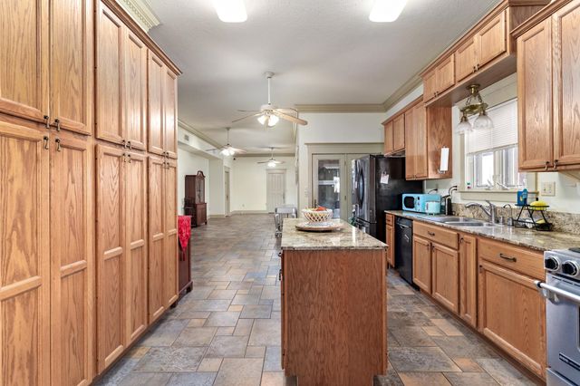 5855 Woodway Dr, Beaumont, TX 77707