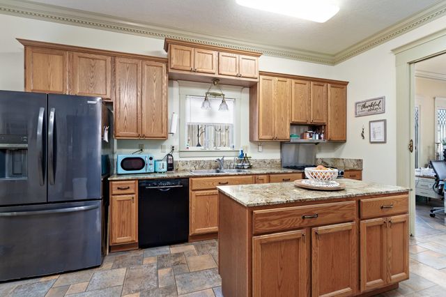 5855 Woodway Dr, Beaumont, TX 77707