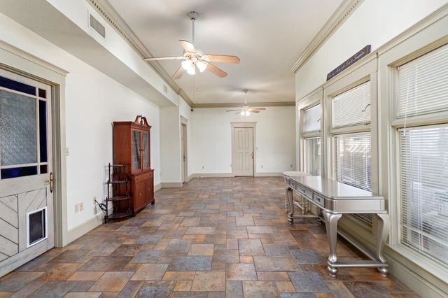 5855 Woodway Dr, Beaumont, TX 77707