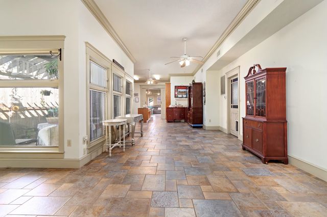 5855 Woodway Dr, Beaumont, TX 77707