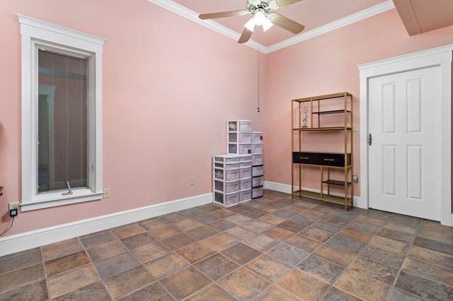 5855 Woodway Dr, Beaumont, TX 77707