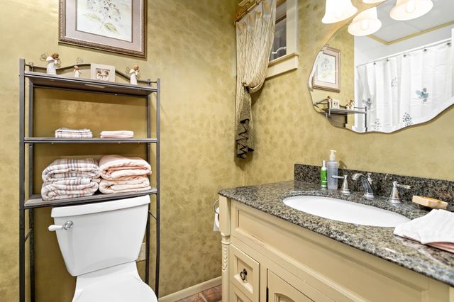 5855 Woodway Dr, Beaumont, TX 77707